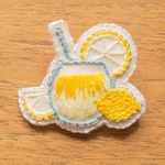 レモネードの手刺繍ブローチ（白）