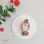 いちごに乗ったハリネズミ　手刺繍ブローチ
