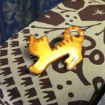 七宝焼・金色のねこのブローチ