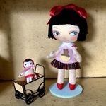 お母さんごっこ遊びをしている、おかっぱちゃん
