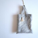 A4も入る！グレーベースにボタニカル柄刺繍
トートバッグ　サブバッグ　布バッグ

