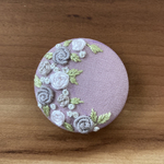 刺繍くるみボタン（ヘアゴム/ブローチ）