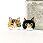 【 オーダー 】はちわれ白黒猫ちゃんとはちわれキジ三毛猫ちゃんの刺繍 ピンバッジ ハンドメイド kagisippo7  うちの子オーダー うちの子グッズ うちの子デザイン