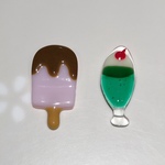 【talk05 様オーダー品】カラフルなクリームソーダ（グリーン）とチョコがかかったアイスバーみたいなお箸置き（ストロベリー）