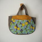 北欧風　マスカット柄　グリーン系　う早この布　横長ぷっくりBAG　マチ　前ポケット  ♪　綿麻モス調　リネン　マスタード