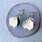 ✨全品20％OFF中✨くすみブルー×ホワイトベージュのイヤリング ピアス変更OK アレルギー対応