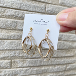 アクリルオーバルリングとツイストフレームのピアス／イヤリング　金具変更無料　サージカルステンレス　ニッケルフリー