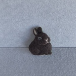 黒いうさぎさんのブローチ