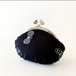 ミナペルホネン&リバティ　黒のがま口ポーチ