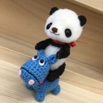 ハンドメイド　ステイホーム中の友達🤝カバ🦛おもちゃにまたがったパンダ🐼　テディベア風ぬいぐるみ&カバあみぐるみ付き