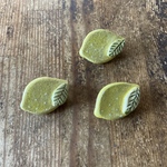【陶土】葉っぱ付き　レモンブローチ＊