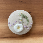 刺繍くるみボタン（ヘアゴム/ブローチ）