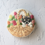 【ハッピーキャンドル】ケイトウと黒柴の刺繍ブローチ 38mm