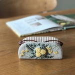 ボタニカル刺繍ナチュラルメガネスタンドで　心地よいお部屋に。　
