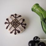 デザインパーツと刺繍のレトロ風ブローチ