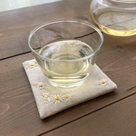 心をゆるめるカモミールフラワー刺繍のコースター
