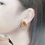 べに花とガラスフレークのレジンピアス　オレンジ