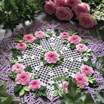 レース編みのドイリー・薔薇のアラベスク(白に紫)　　　36 cm