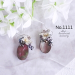 No.1111　シルバー大きなメタルフラワーと黒蝶貝　ピアス/イヤリング
