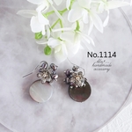 No.1114　ブラックシェル黒蝶貝とフラワー淡水パール　ピアス/イヤリング