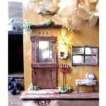 NEW✨イエローカラーの壁と赤いポスト📮が目印のお家 ライト・リース・光・LED・ランプ・ミニチュアハウス・アンティーク・インテリア雑貨・ミニチュアショップ・ドールハウス