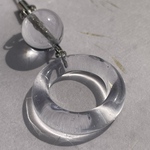 ガラスの様な透明レジンリングとキラキラ玉のスマホリングストラップ　チャーム付き