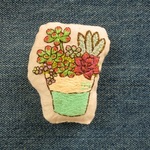 多肉植物の寄せ植え刺繍ブローチ(チャーム変更可)
