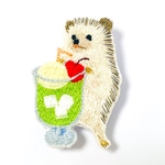 ハリネズミとクリームソーダの刺繍ブローチ
