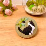 ハチワレ猫とオリーブのブローチ🐈🌿