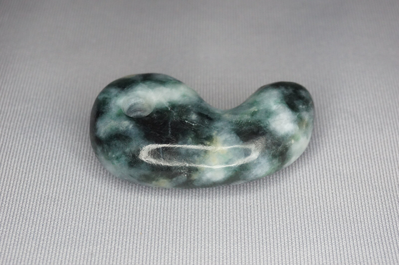 糸魚川　圧砕翡翠　勾玉作成用 糸魚川翡翠勾玉(30mm)―圧砕翡翠 - 有限会社勾玉屋