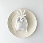 リネンのサシェ　ラベンダーとカモミールの刺繍