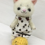 感謝御礼❤️送料無料ハンドメイド　何に股がってるの⁉️ステイホーム中の友達🤝カラフル芋虫おもちゃにまたがったニャンコ猫🐱テディベア風ぬいぐるみ&芋虫あみぐるみ