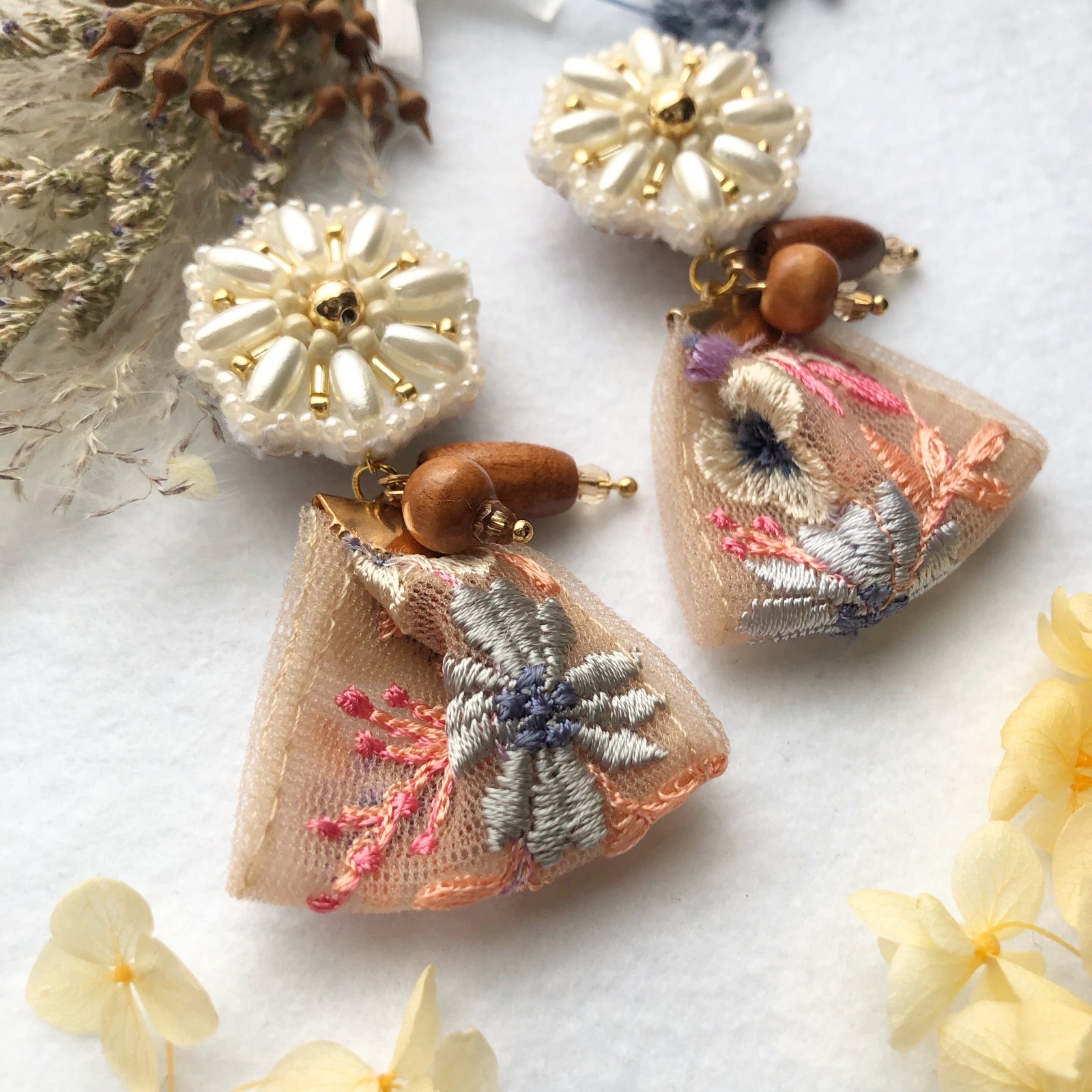 インド刺繍リボンとウッドパーツのナチュラルイヤリング】ピアス
