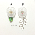 蘭のチェコガラスボタンピアス