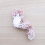 【SALE】【再販】ハチワレ猫ベージュ＊ふわふわ刺繍ブローチ