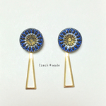 青い花のチェコガラスボタンピアス