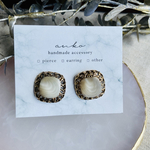 シェルのアンティークボタン　ピアス