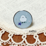 シマエナガと青い花のピンバッチ