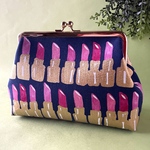 キラキララメの口紅柄（ネイビー） 化粧ポーチ プチギフト など  マチ付き 可愛い がま口ポーチ プレゼント交換