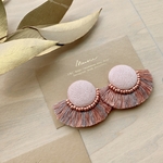 ピンク くるみボタン フリンジ ピアス くすみ グレー
