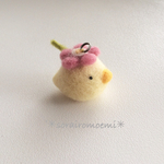 お花の帽子のひよこストラップ
