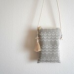 ちょっとそこまでスマホポシェット　-グレージュベースにボタニカルモチーフの刺繍-北欧テイスト♪