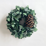 大きな松ぼっくりとユーカリのクリスマスリース