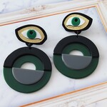 ニヤニヤした目とレトロな大ぶりピアス