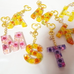 名入れ　お好きな色・文字選べます♡ ボタニカル 本物のお花を閉じ込めた　フラワー　キーチェーン　キーホルダー　アクセサリー　レジン　　お花　ハーバリウム