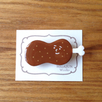 骨付き肉のブローチ