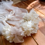 チュールが付いた真っ白のお花のヘッドドレス❁シフォンのリボン☆ネオブライス☆ドライフラワーとプリザーブドフラワー