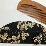 桃の木ぐしつまみ細工のお花の付いたケースつき