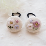 ふっくらお花の刺繍ヘアゴム　キナリ／子供／ベビー／くるみボタン／送料無料