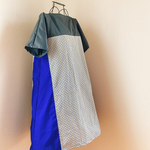 【春のsale　2400円→1600円】　グレーとブルー系のバイカラーチュニックワンピース　Aラインのすっきり魅せ　コットン　ポリエステル　ロイヤルブルー　サークルフラワー　M～Lサイズ
